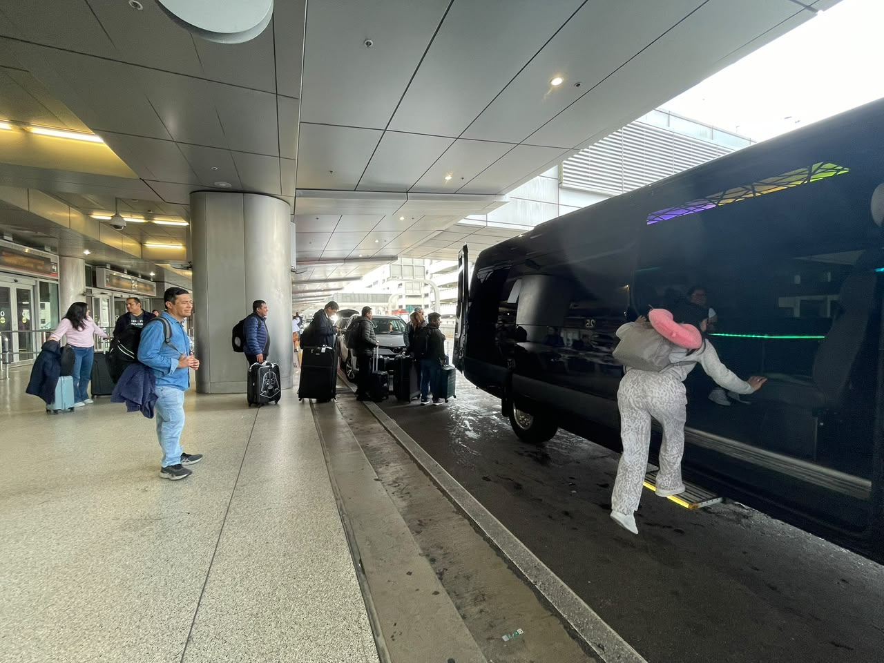 Delegación embarcando con equipaje en el aeropuerto
