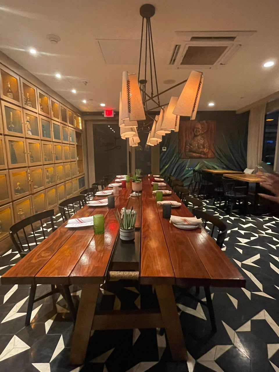 Mesa privada de restaurante reservada para la delegación