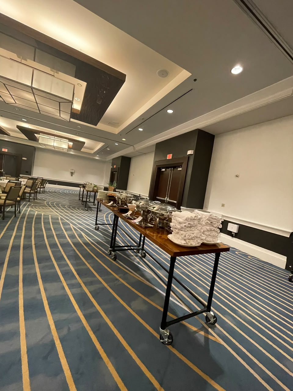 Salón privado del hotel montado para el desayuno de la delegación